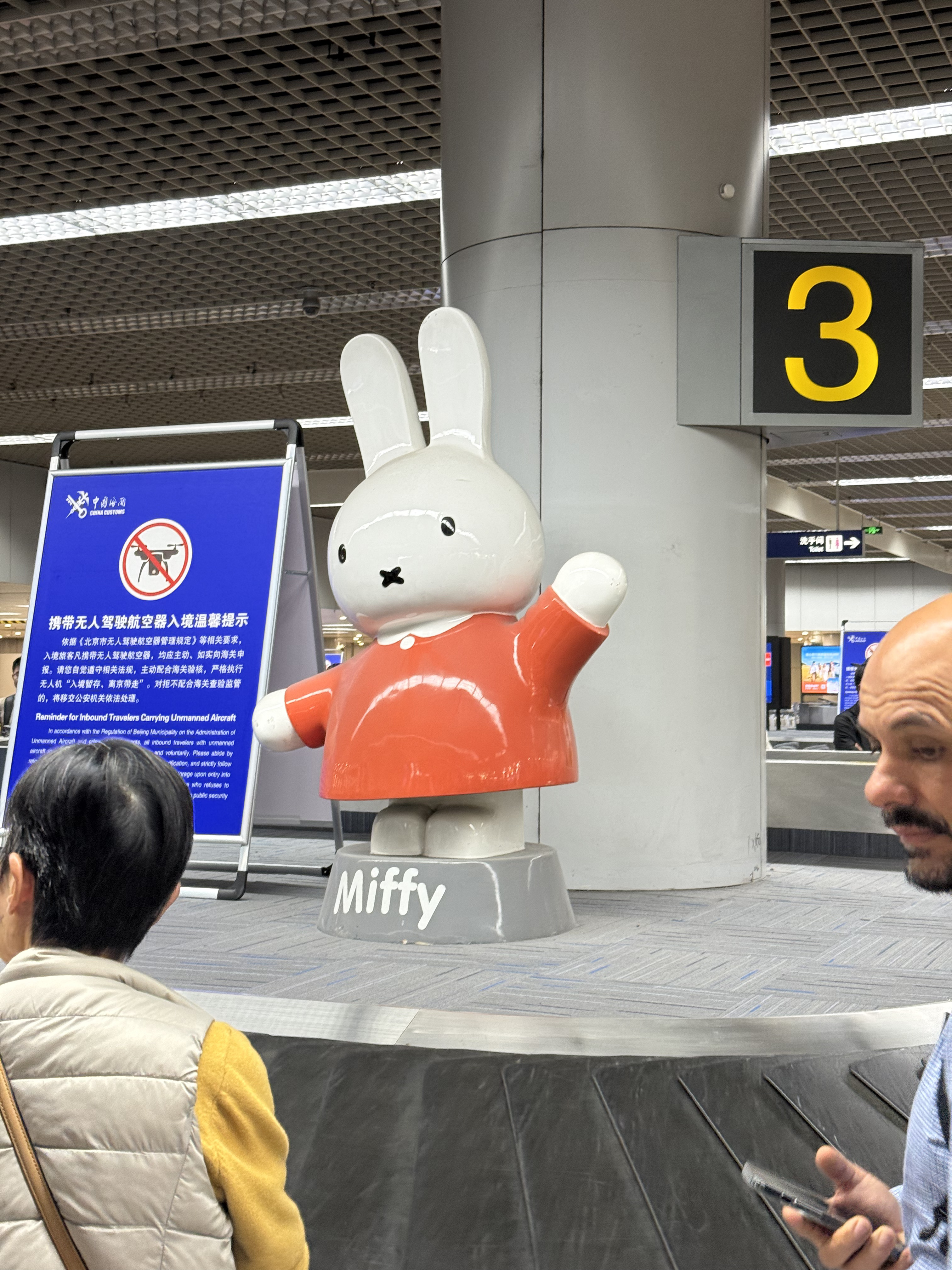 Miffy no aeroporto