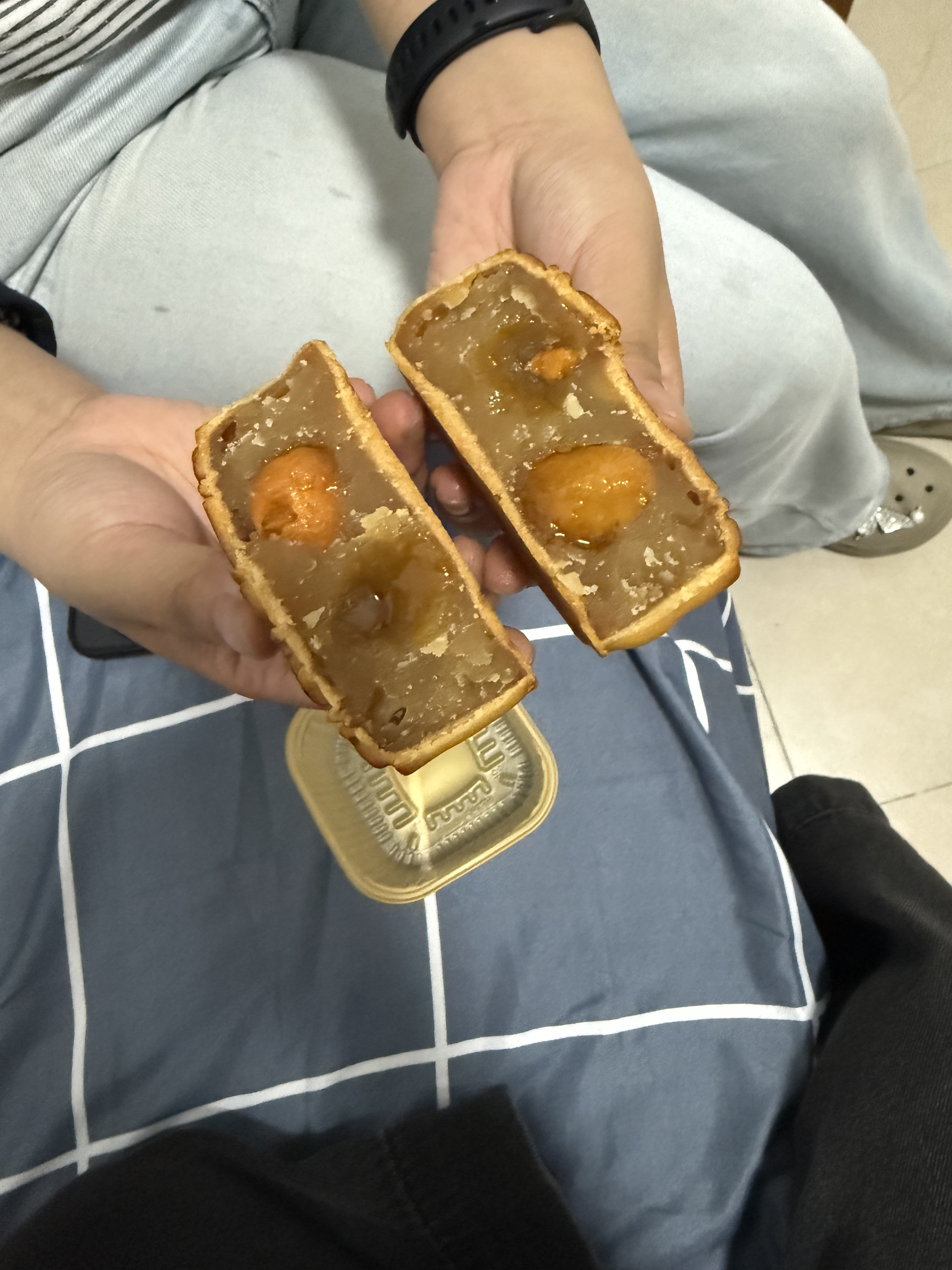 Mooncake com sabor a lotus e 2 gemas salgadas