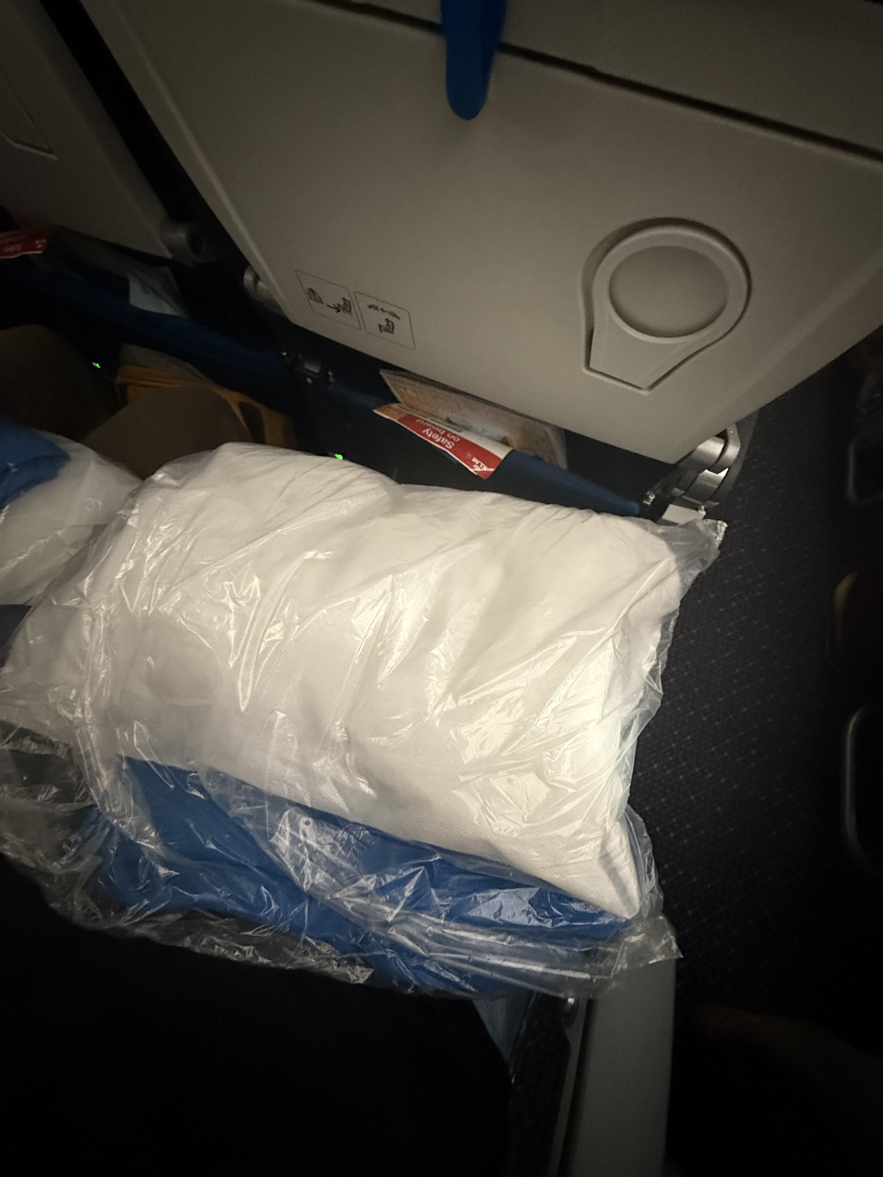 Almofada e manta no avião